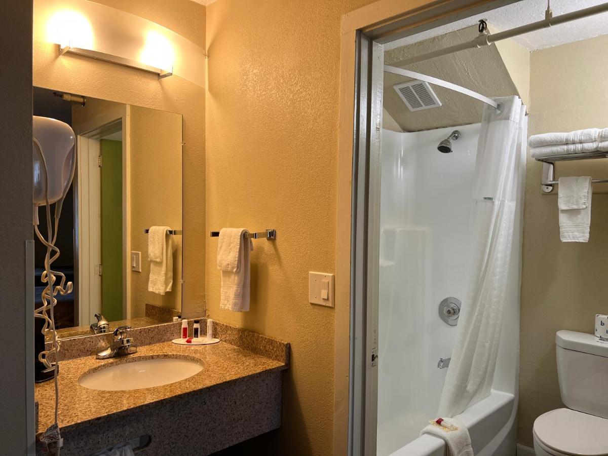 Super 8 By Wyndham Bangor Hotel Ngoại thất bức ảnh